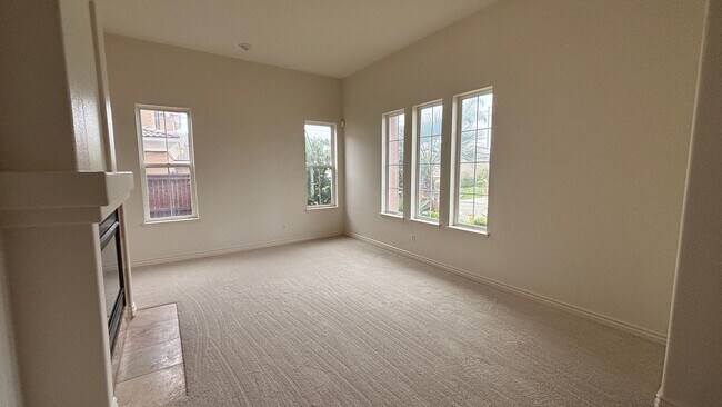 Building Photo - Large lovely home with amazing views!