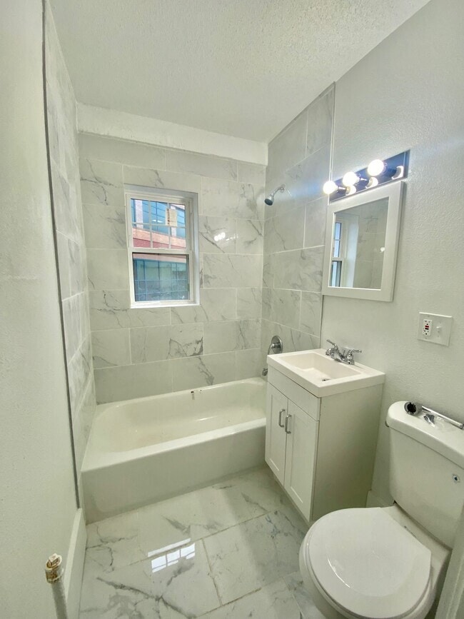 Building Photo - Legacy on Main