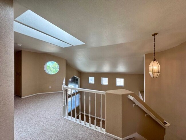 Building Photo - Spacious 4 Bedroom Home with Expansive Bac...