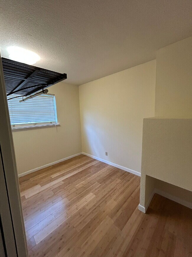 Building Photo - Spacious 5-Bedroom Home Steps from Walnut ...