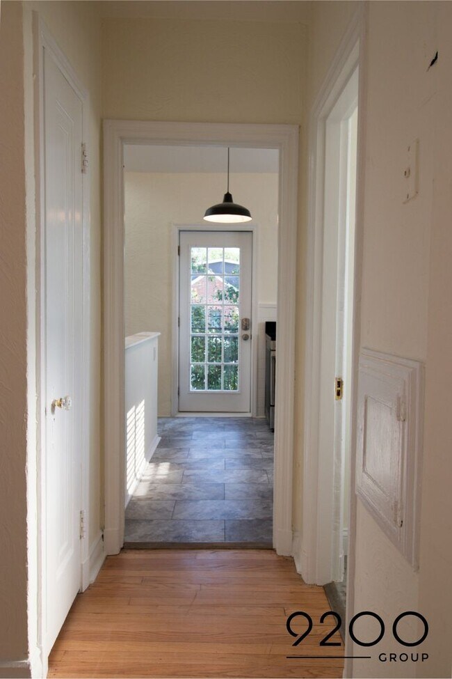 Building Photo - 1 Bed / 1 Bath- NEWLY RENOVATED APARTMENT ...
