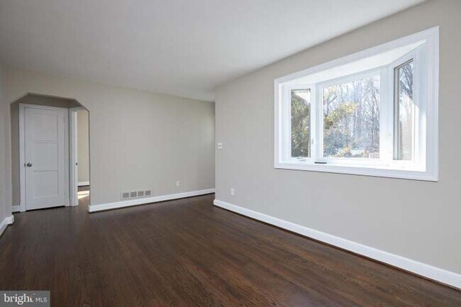 Building Photo - 221 Dale Dr
