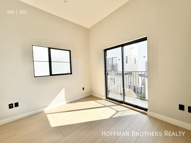 Building Photo - 1249 S Plymouth Blvd