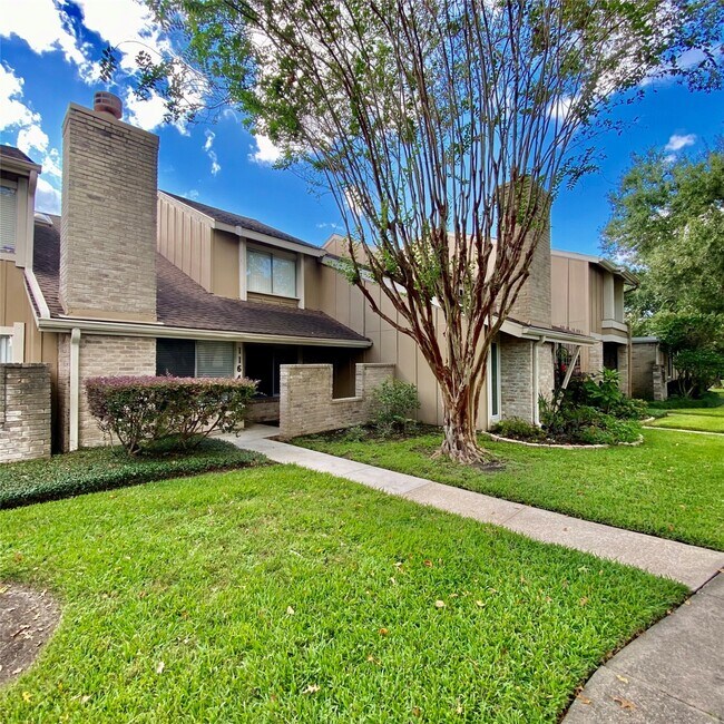 Building Photo - 11643 Southlake Dr