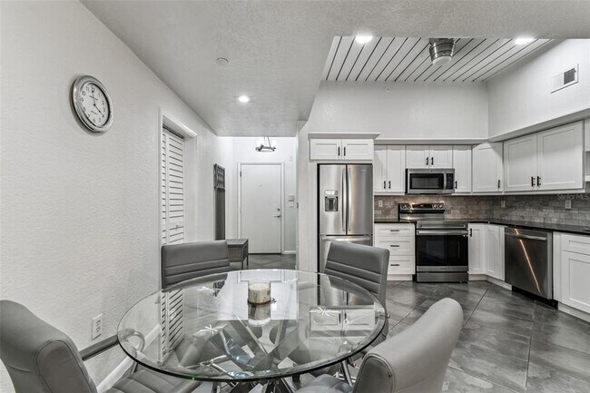 Building Photo - 2421 W Horatio St