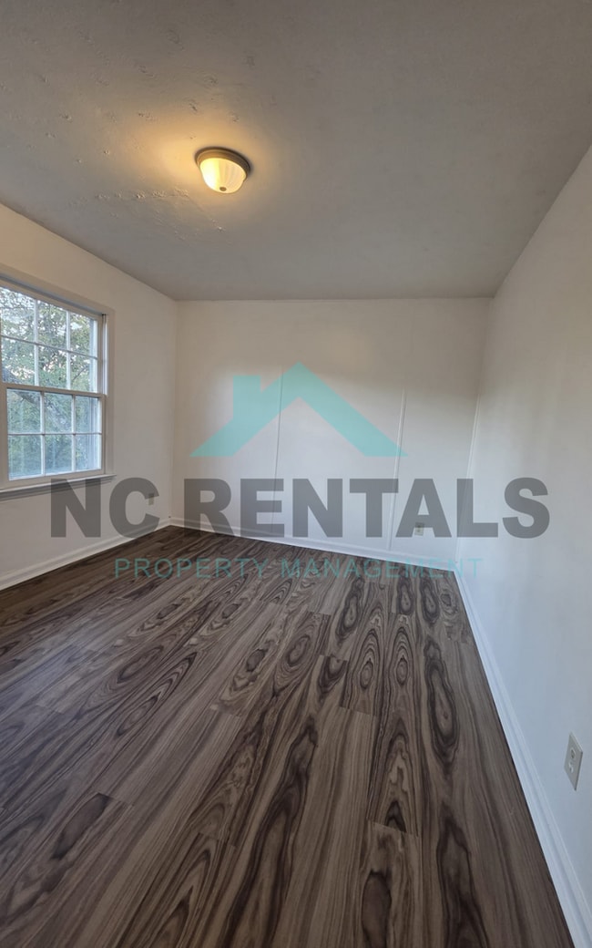 Building Photo - 721 Davis St