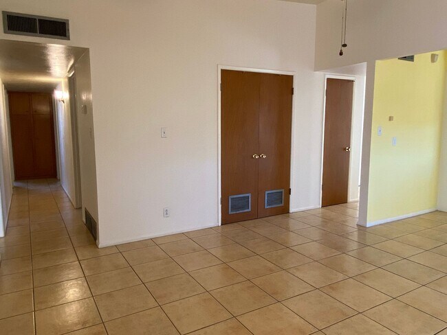 Building Photo - Scottsdale 4 Bed. 1.75 Bath located In Tow...