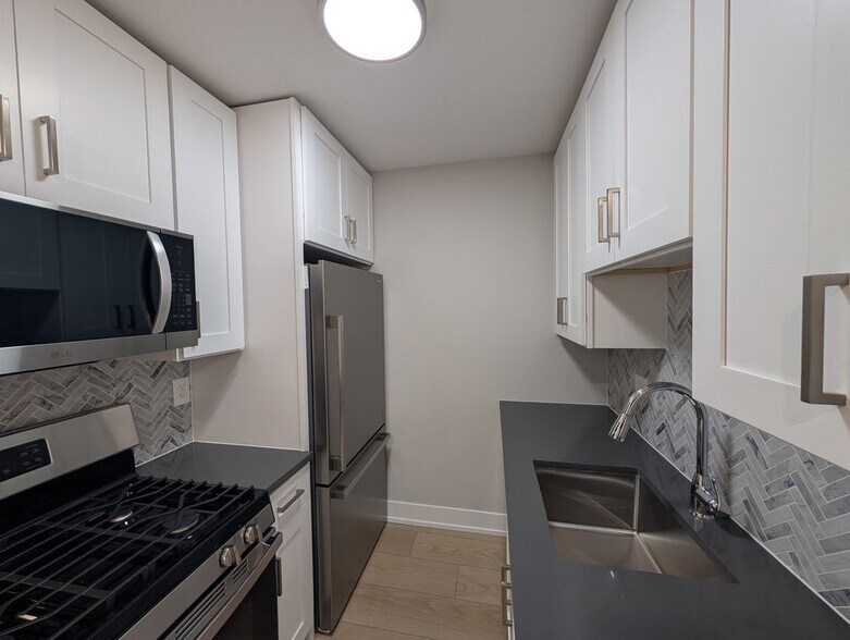 Building Photo - 530 W Aldine Ave