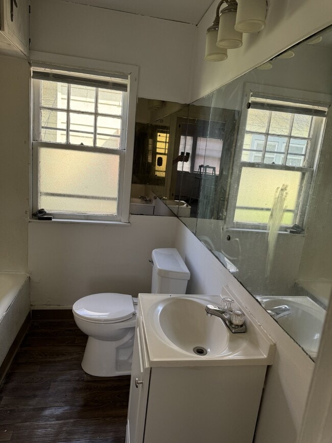 Building Photo - 4 Bedroom / 1 Bathroom