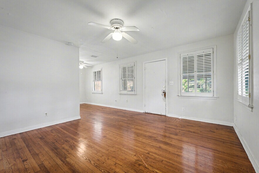 Building Photo - 2652 Merwyn Rd