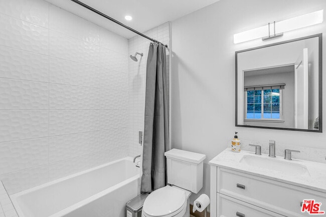 Building Photo - 3935 Kentucky Dr