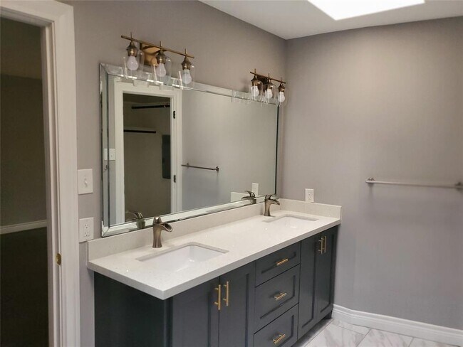 Building Photo - 12107 Carriage Hill Dr