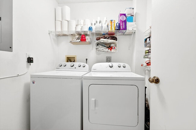 Building Photo - 9673 Shadybrook Dr