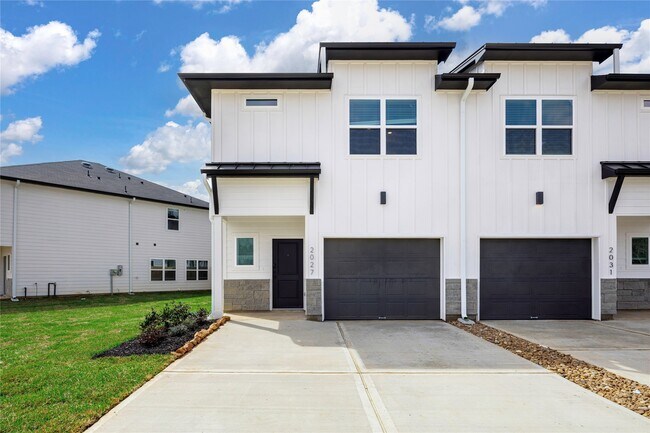 Building Photo - 2007 Longmire Villas Ct