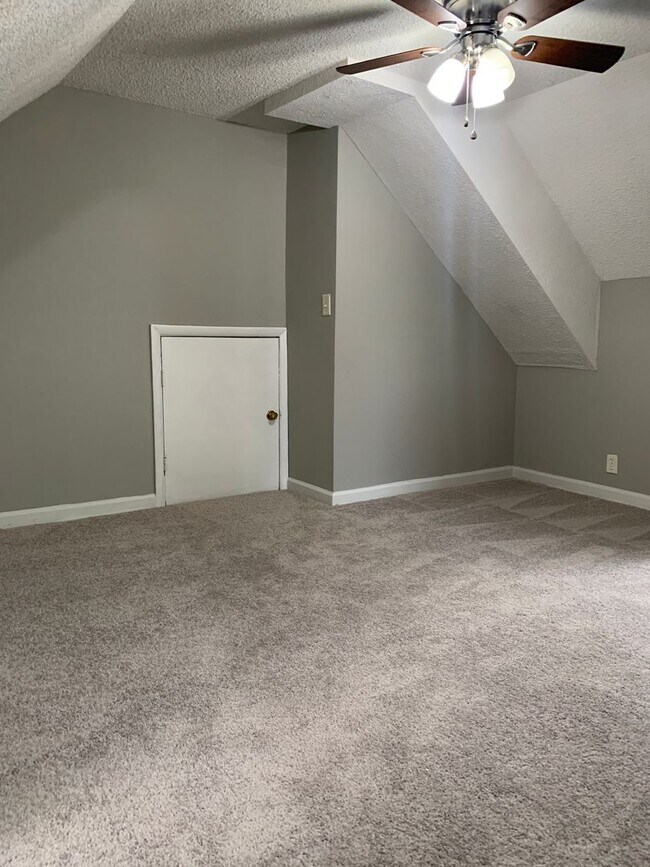 Building Photo - Your Next Home Awaits: 4BR/2BA in Desirable Prairie Village Location!