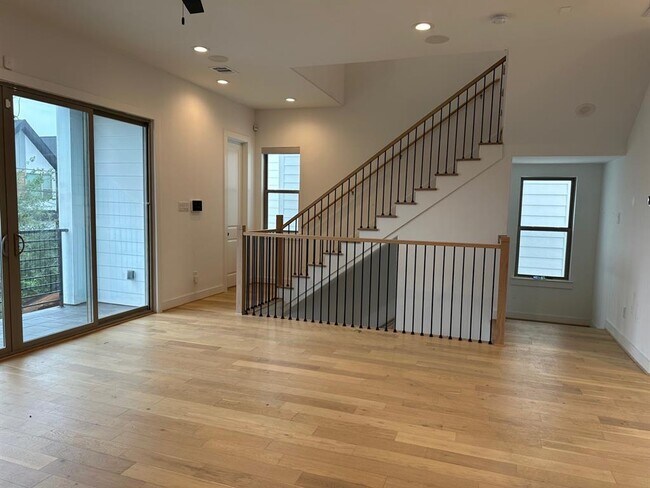 Building Photo - 2715 Drew St