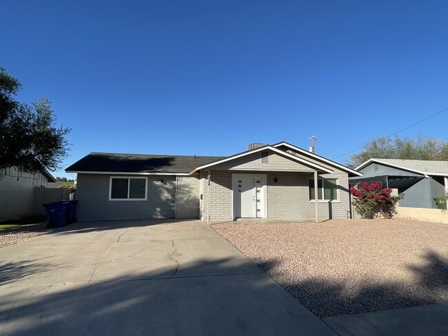 Building Photo - 824 W Romo Jones St