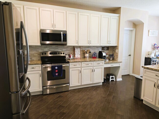 Building Photo - Large Home On Cul-De-Sac!