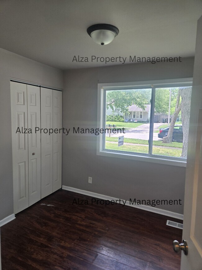 Building Photo - 828 Poplar Ln