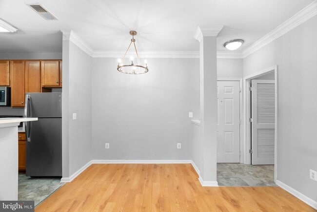 Building Photo - 4852 Eisenhower Ave