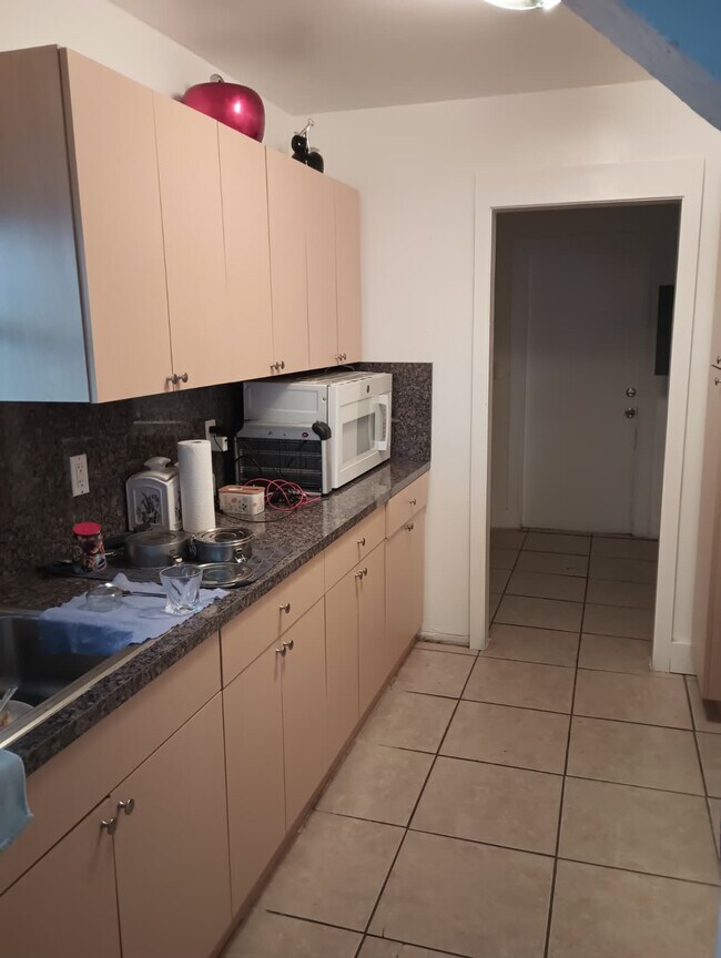 Building Photo - 2905 E 8th Ave