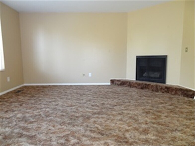 Building Photo - 798 E Scirlein Dr