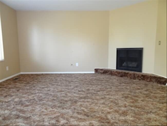 Building Photo - 798 E Scirlein Dr