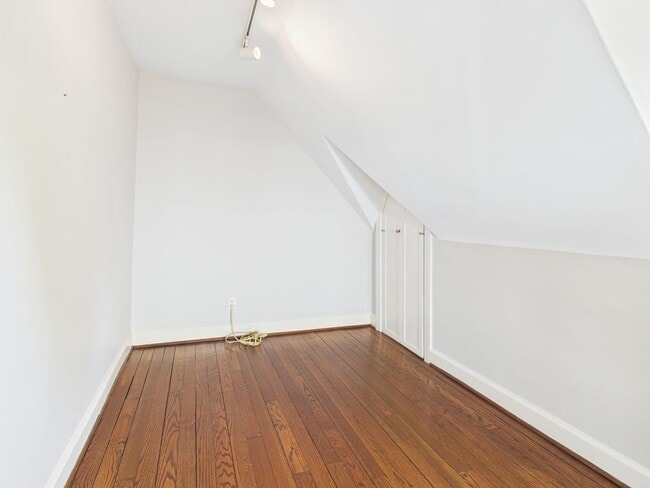 Building Photo - 307 Lexington Rd