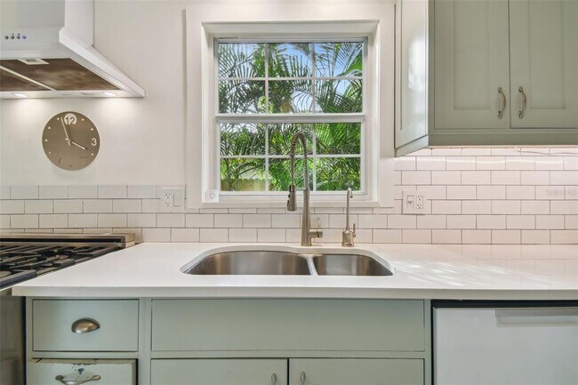 Building Photo - 145 24th Ave SE