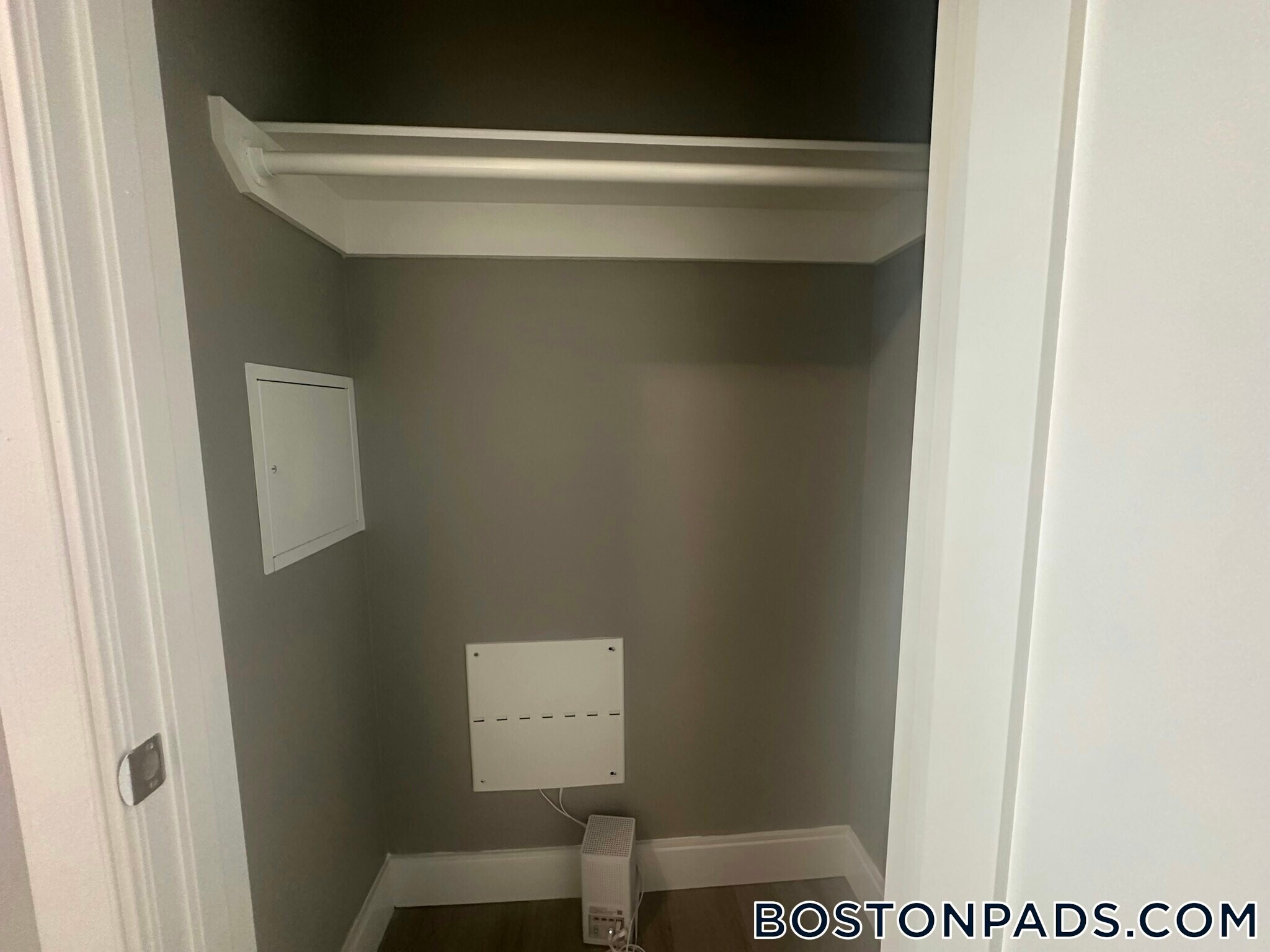 Building Photo - 656 Saratoga St