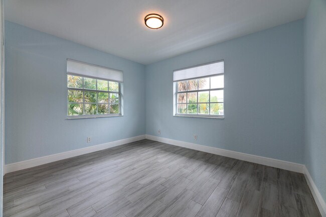 Building Photo - 5207 N Flagler Dr