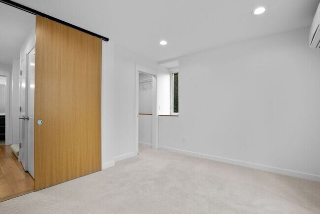 Building Photo - Sweet Ultra-Modern Air-Conditioned West Seattle Townhome w/ Parking
