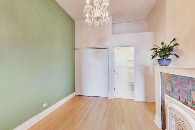 Building Photo - 1402 N La Salle Dr