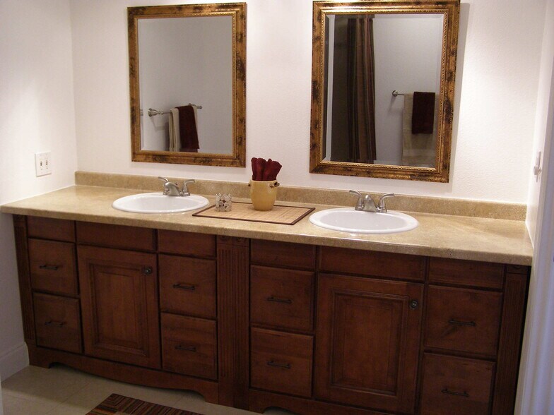 Master bath vanity (8' wide)) - 5872 40th Ave N