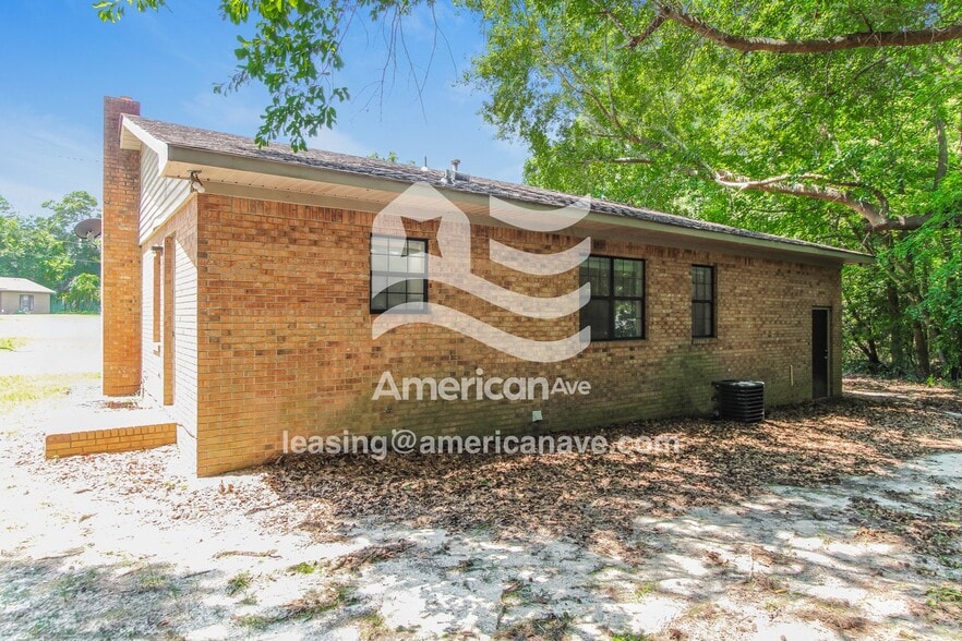 Building Photo - 700 Kester St