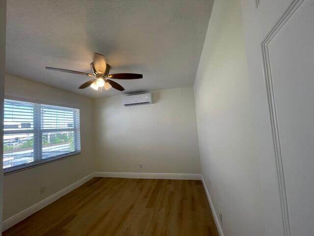 Building Photo - 302 N Tamarind Ave