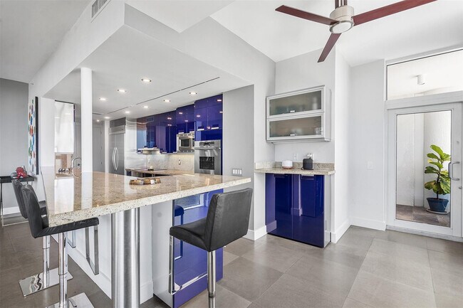 Building Photo - 715 Bayshore Dr