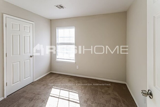 Building Photo - 3037 Pinecrest St
