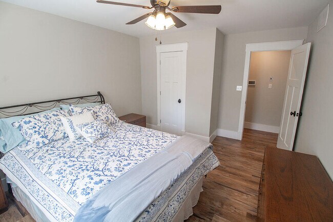 Building Photo - 3104 Oak Lawn Dr