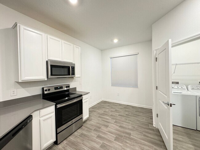 Building Photo - Rare find In-Law suite Home! Single family house with Separate entry and kitchen, laundry set!