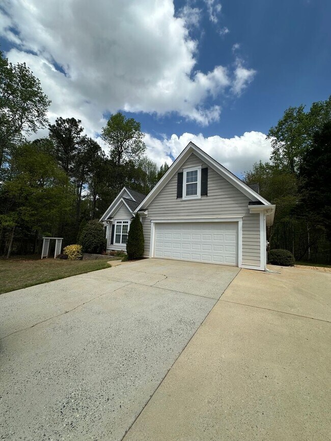 Building Photo - Move-In ready 3-bedroom 2-bathroom house on the Eastside