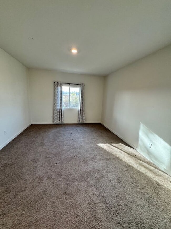 Building Photo - Beautiful 4-Bedroom Home in the Wyndham Es...