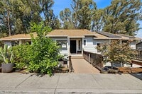 Building Photo - Large, Remodeled 3Bed/2.5Ba Townhome in Ha...