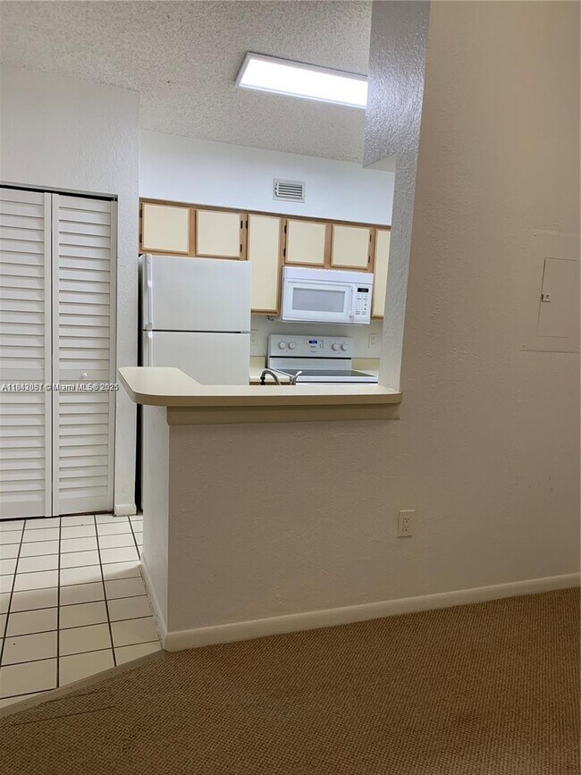 Building Photo - 2811 N Oakland Forest Dr