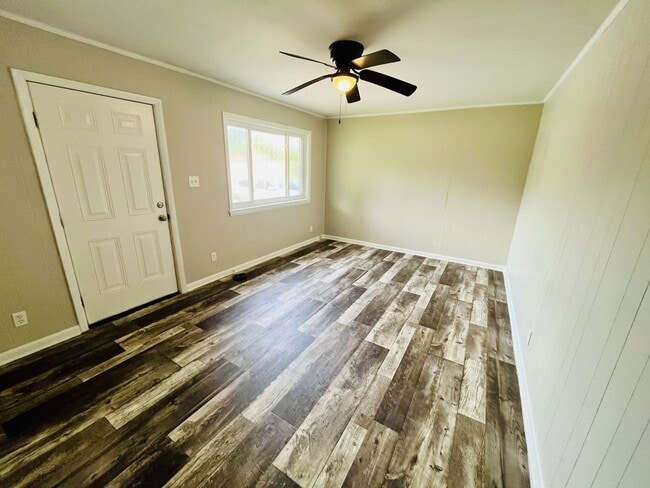 Building Photo - HALF OFF FIRST MONTH! 2 Bedroom 1 Bath inc...