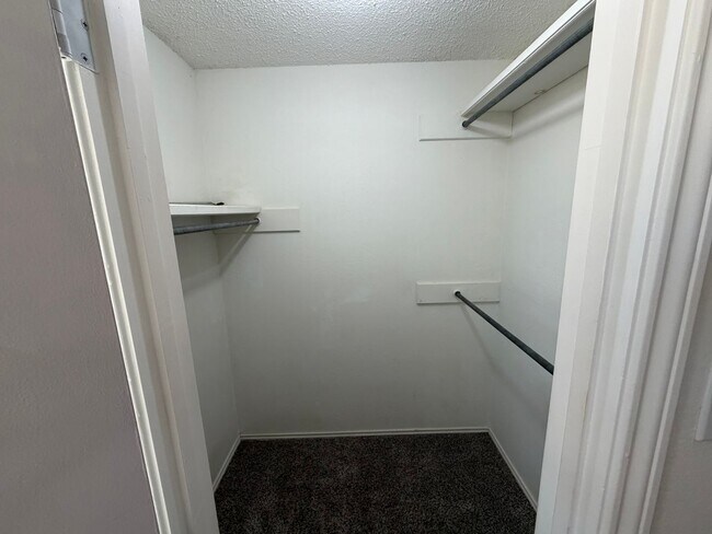 Building Photo - 3 BED/2 BATH/2 CAR GARAGE: AVAILABLE NOW!!