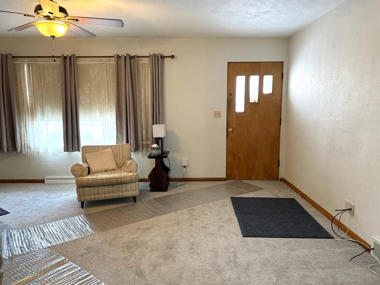 Building Photo - 827 Read St