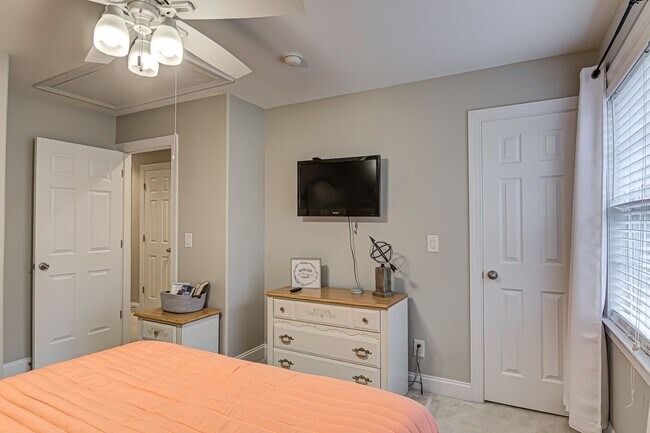 Building Photo - Fully Furnished 3BR/2.5BA Townhome – Private Community – Available 12/5