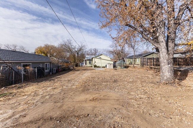 Building Photo - Adorable home on over-sized lot!