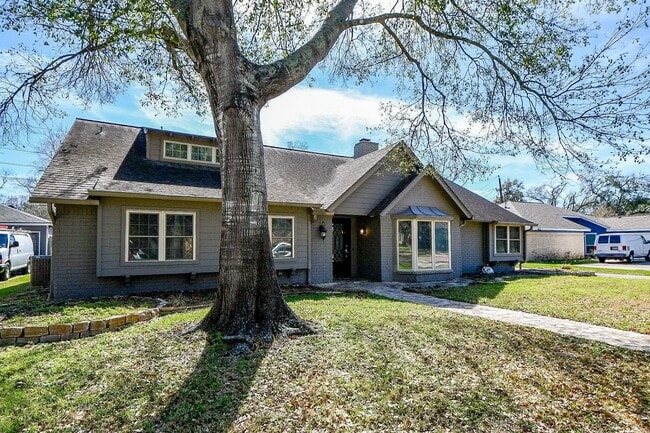 Building Photo - 15711 Pine Mountain Dr